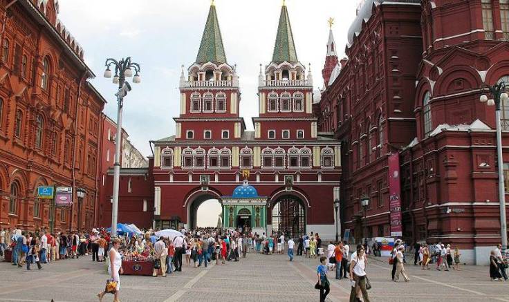 800px-moscow-entrance-of-red-square-800x475-1